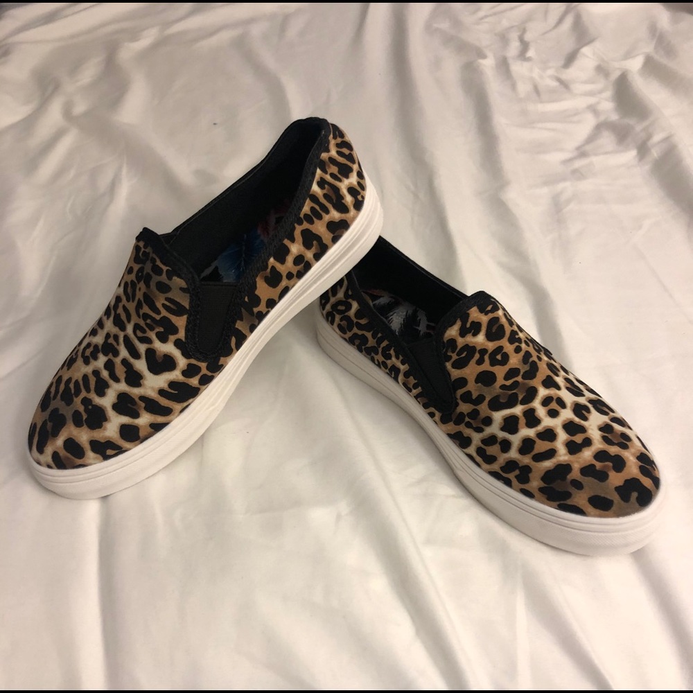 Leopard print slip-on shoes